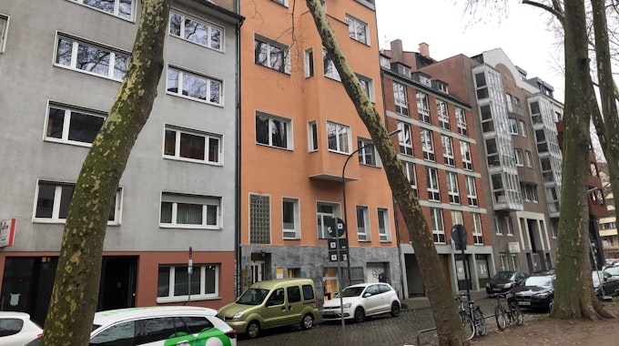 Mehr als 20 Parteien wohnen in dem orangefarbenen Haus Beethovenstraße 8. Auch eine Gemeinschaftspraxis hat hier ihren Sitz.