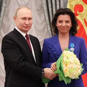 „RT“-Chefredakteurin Margarita Simonyan (r.) zusammen mit dem russischen Präsidenten Wladimir Putin (l.).
