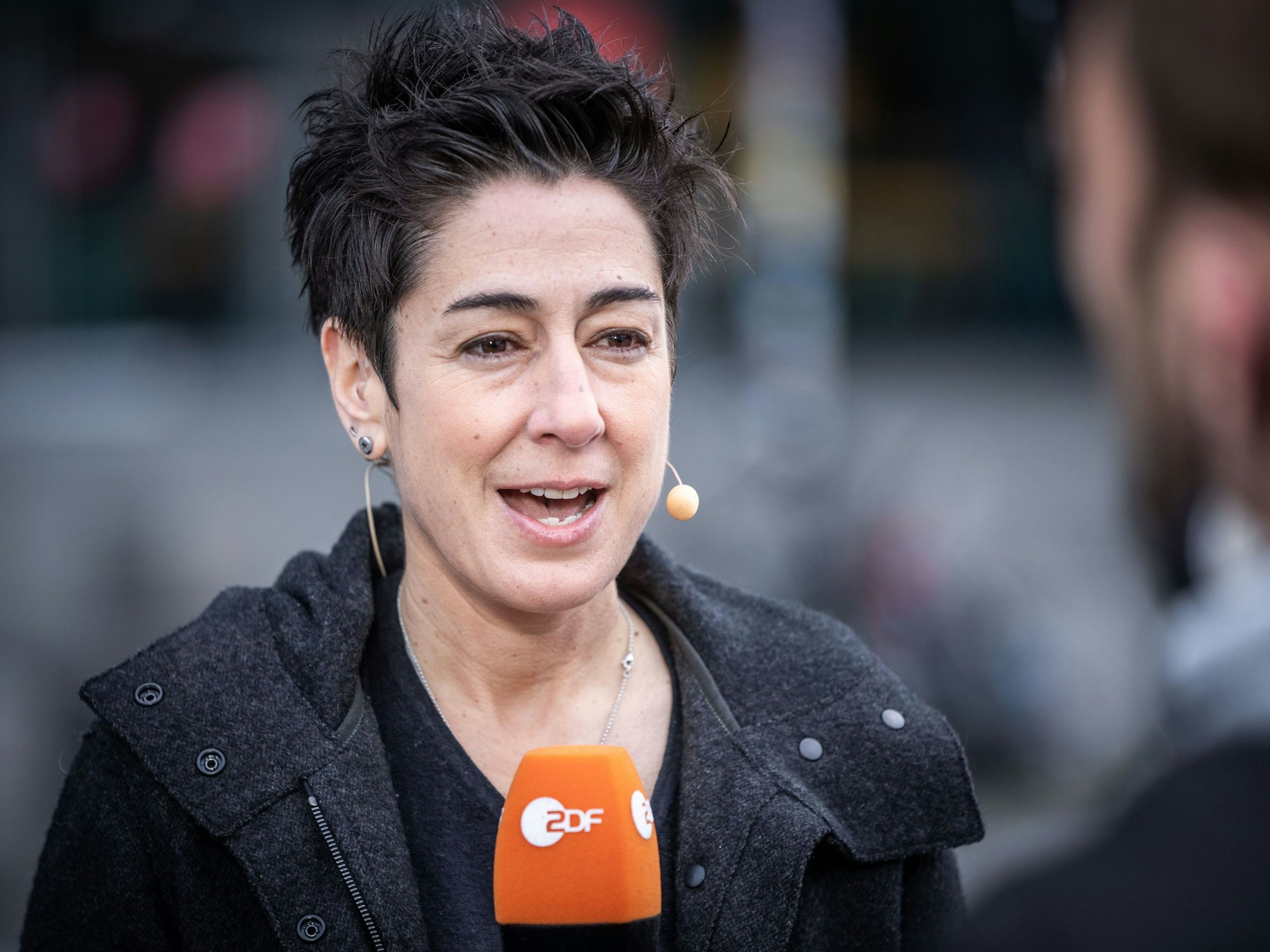 Moderatorin Dunja Hayali ist beim ZDF-"Morgenmagazin" vor Ort am Berliner Hauptbahnhof.