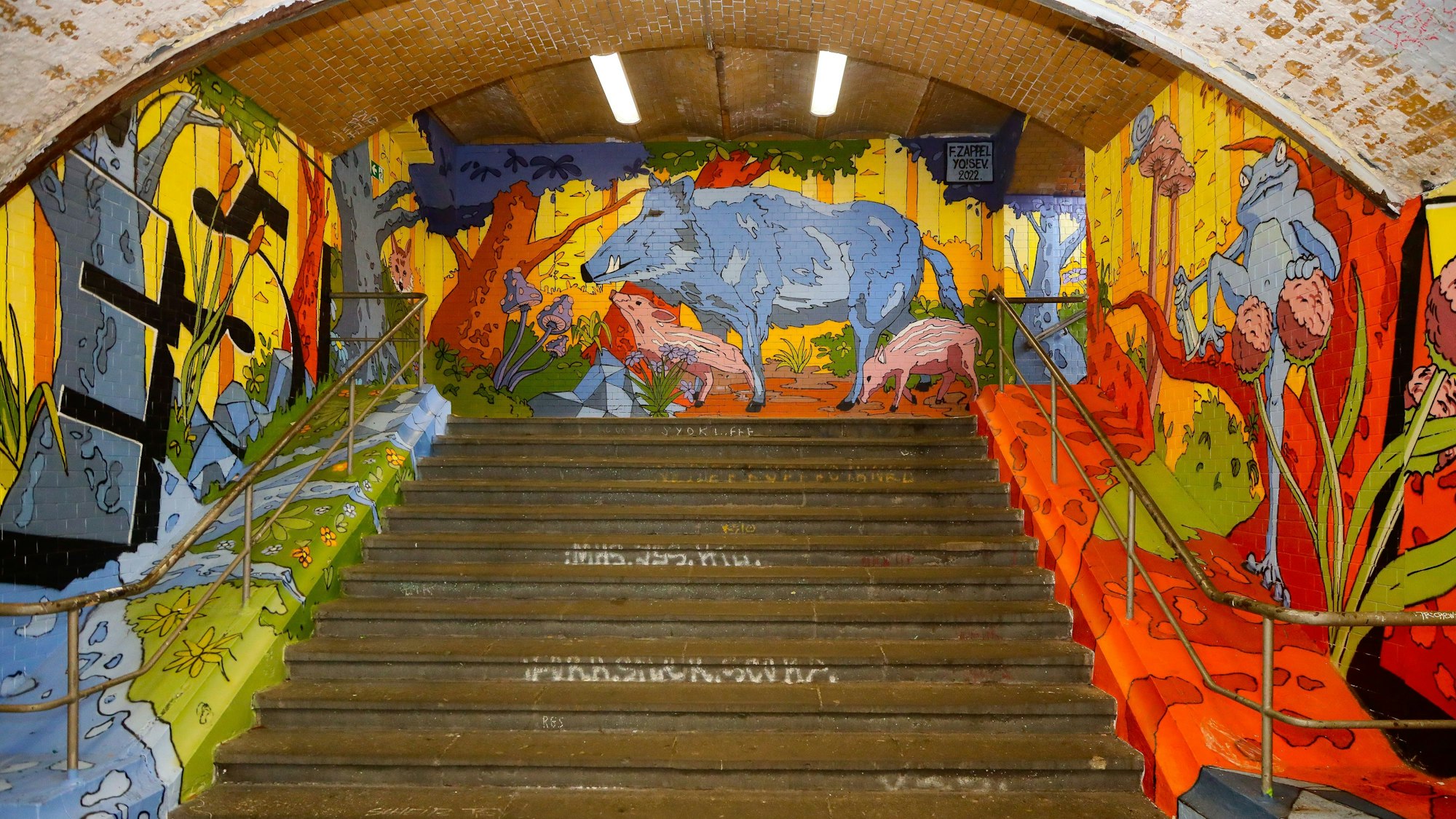 Das Bild zeigt die neuen Streeart Gemälde im Bahnhof Köln-West.
