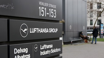 Auf einem Firmenschild steht „Lufthansa Group“ am offiziellen Sitz der „Deutsche Lufthansa Aktiengesellschaft“ an der Venloer Str. 151-153 in Köln-Ehrenfeld.
