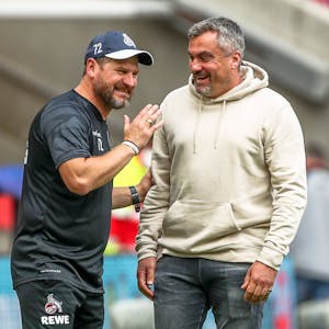 Kölns Trainer Steffen Baumgart (l.) ist mit Schalke-Coach Thomas Reis befreundet.