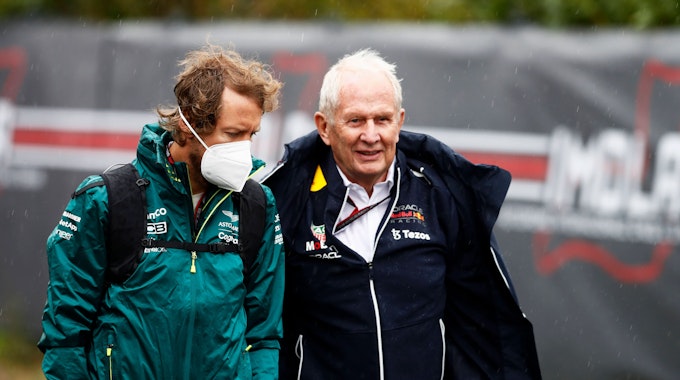 Sebastian Vettel und Helmut Marko unterhalten sich.