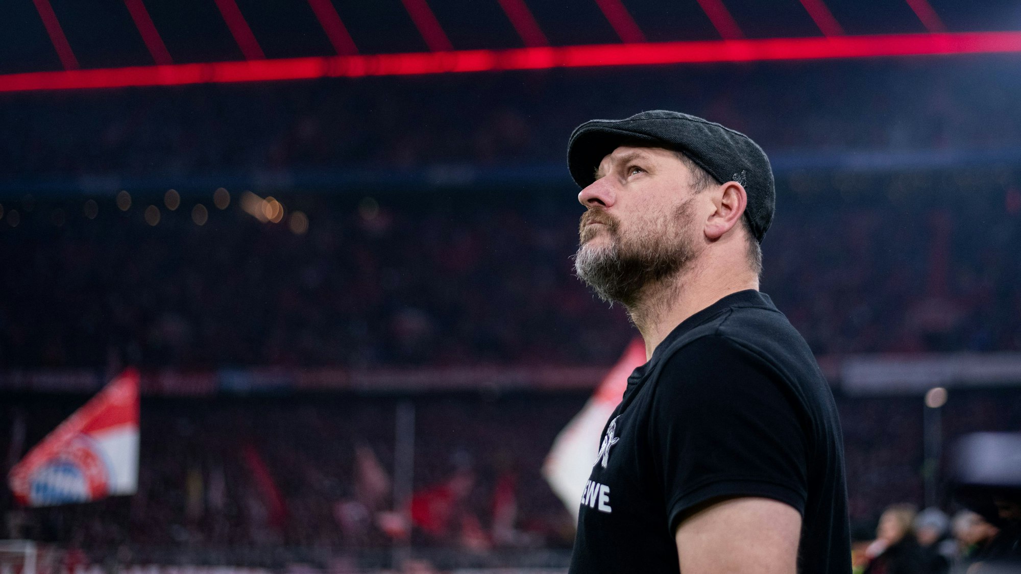 Steffen Baumgart blickt versonnen in Richtung Anzeigetafel der Allianz-Arena. Im Januar schaffte er mit dem 1. FC Köln seinen ersten Punktgewinn überhaupt als Trainer gegen den FC Bayern München.