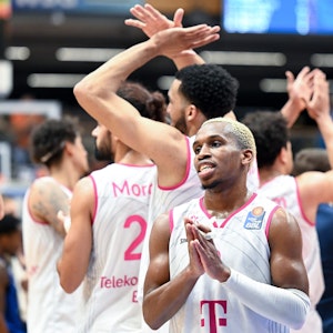 Die Telekom Baskets Bonn feiern den Basketball-Sieg gegen Frankfurt.