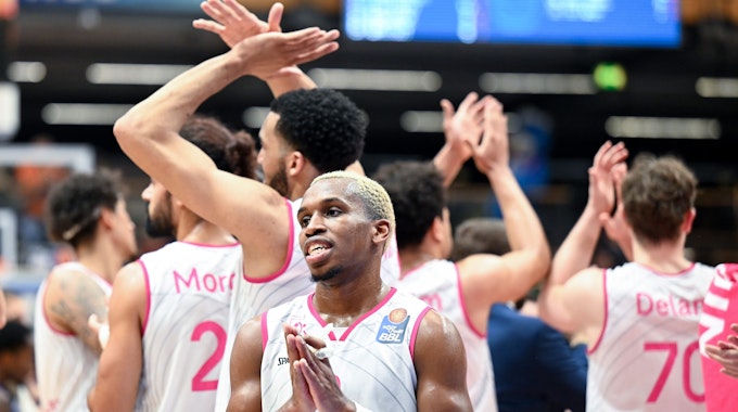 Die Telekom Baskets Bonn feiern den Basketball-Sieg gegen Frankfurt.