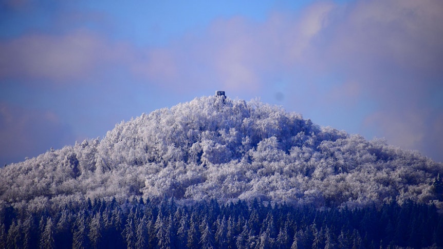 Die Hohe Acht mit ihrem Kaiser-Wilhelm-Turm ist sowohl im Winter, als auch im Sommer einen Besuch wert!