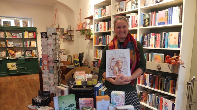 Stephanie Luchterhandt in ihren Buchladen "handtverlesen". Foto: Rösgen