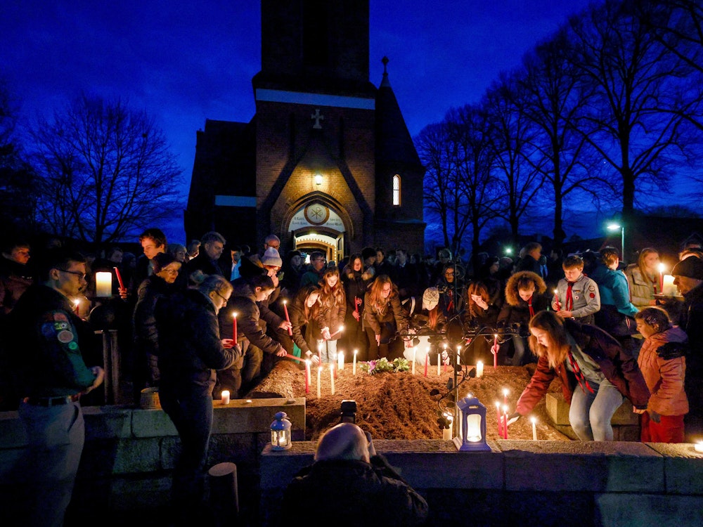 Trauernde stellen Kerzen für die Opfer des Messerangriffs auf. Bei der Messerattacke in dem Regionalzug waren am Mittwoch eine 17-Jährige und ein 19-Jähriger getötet worden, fünf Menschen wurden verletzt.
