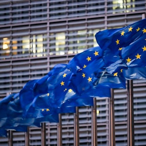 Europaflaggen wehen vor dem Sitz der EU-Kommission.