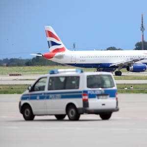 Ein Airbus A320 der Fluggesellschaft British Airways wartet auf der Südbahn des Flughafens Berlin Brandenburg „Willy Brandt“ auf die Startfreigabe. (Symbolbild)