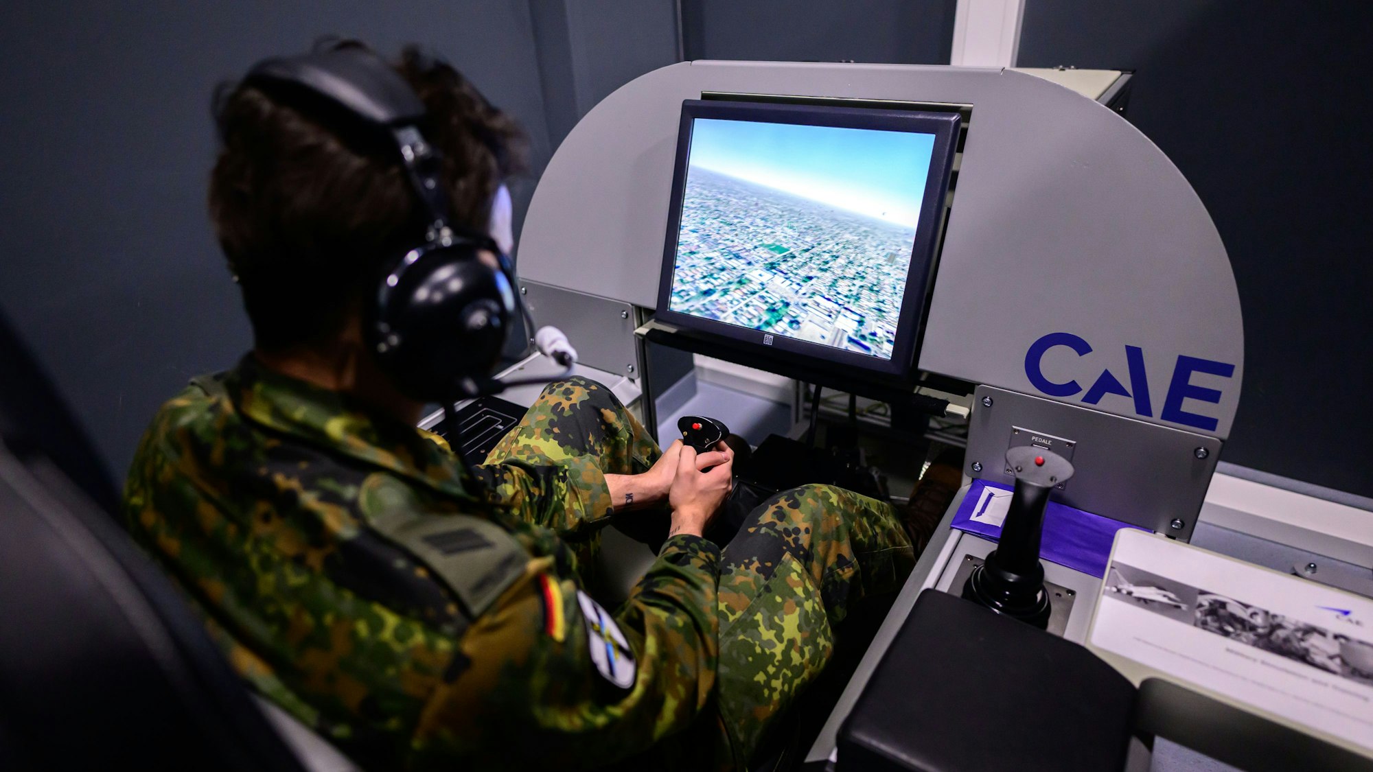 Ein Mensch in Bundeswehruniform an einem Simulator.