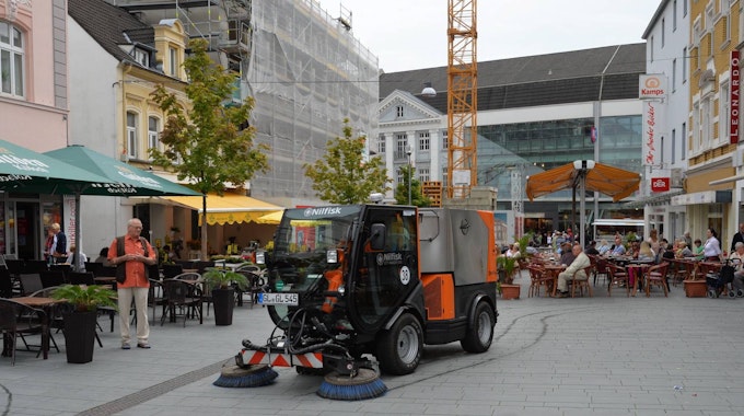 Eine Kehrmaschine in der Fußgängerzone in Bergisch Gladbach&nbsp;