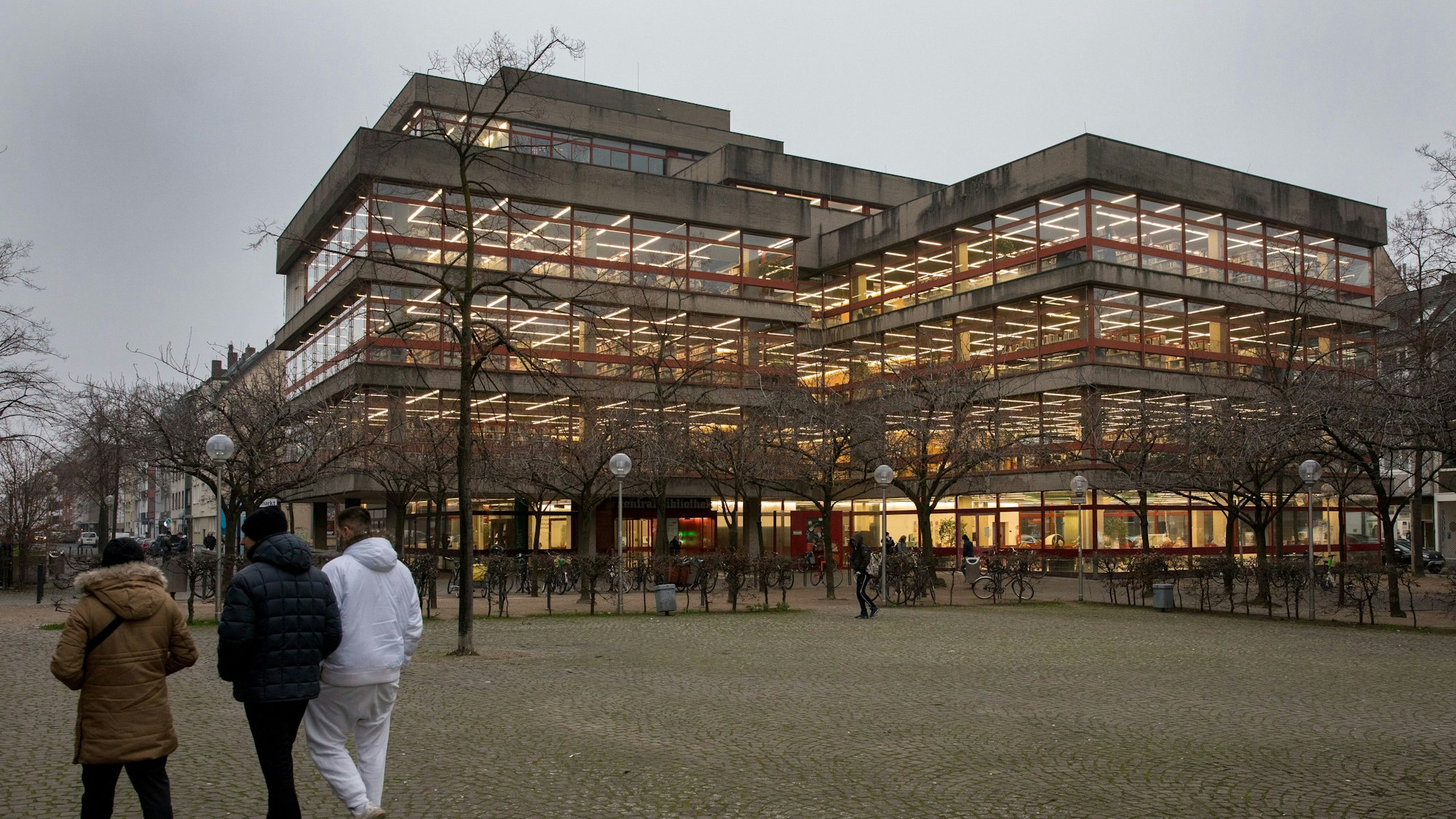 Das Bild zeigt die Zentralbibliothek am Neumarkt.