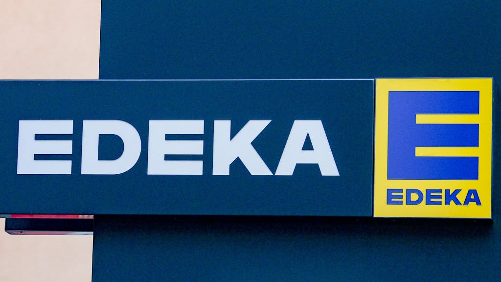 Das Logo von Edeka vor einer Filiale.