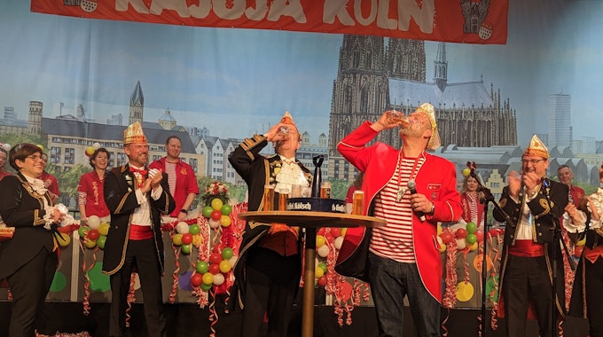Festkomitee-Präsident Christoph Kuckelkorn und Volker Weininger trinken jeweils ein Glas Kölsch im Theater am Tanzbrunnen.