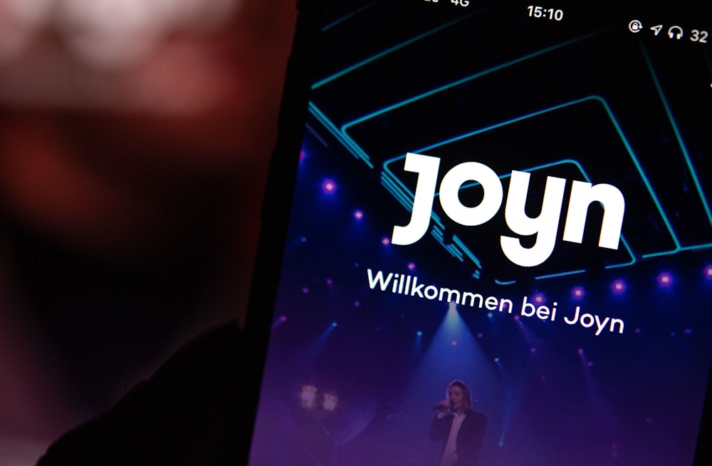 Auf dem Bildschirm eines iPhones wird die App der Streaming-Plattform Joyn angezeigt.