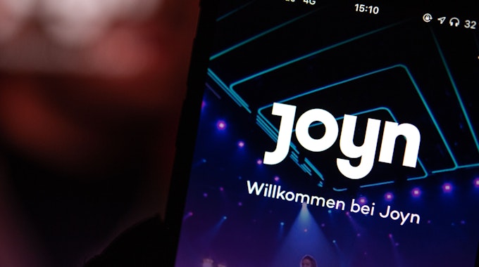Auf dem Bildschirm eines iPhones wird die App der Streaming-Plattform Joyn angezeigt. 