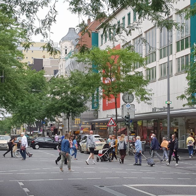 Viele Fußgänger gehen an der Kaufhof-Filiale über die Neusser Straße in Nippes.&nbsp;