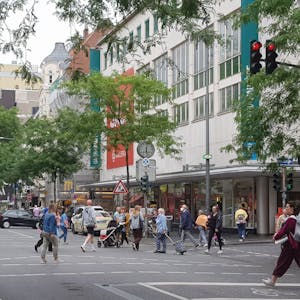 Viele Fußgänger gehen an der Kaufhof-Filiale über die Neusser Straße in Nippes.&nbsp;