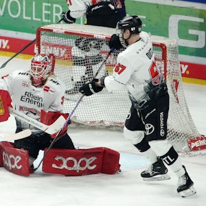 Eishockey in der DEL: Kevin Clark (Eisbären Berlin) vor Torwart Mirko Pantkowski (Kölner Haie).