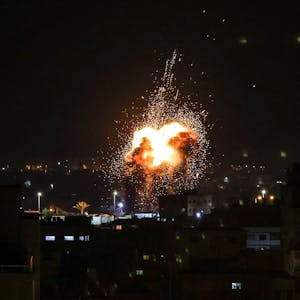 Rauch und Feuer über den Gebäuden am Gazastreifen nach israelischen Raketenangriffen auf palästinensische Gebiete.
