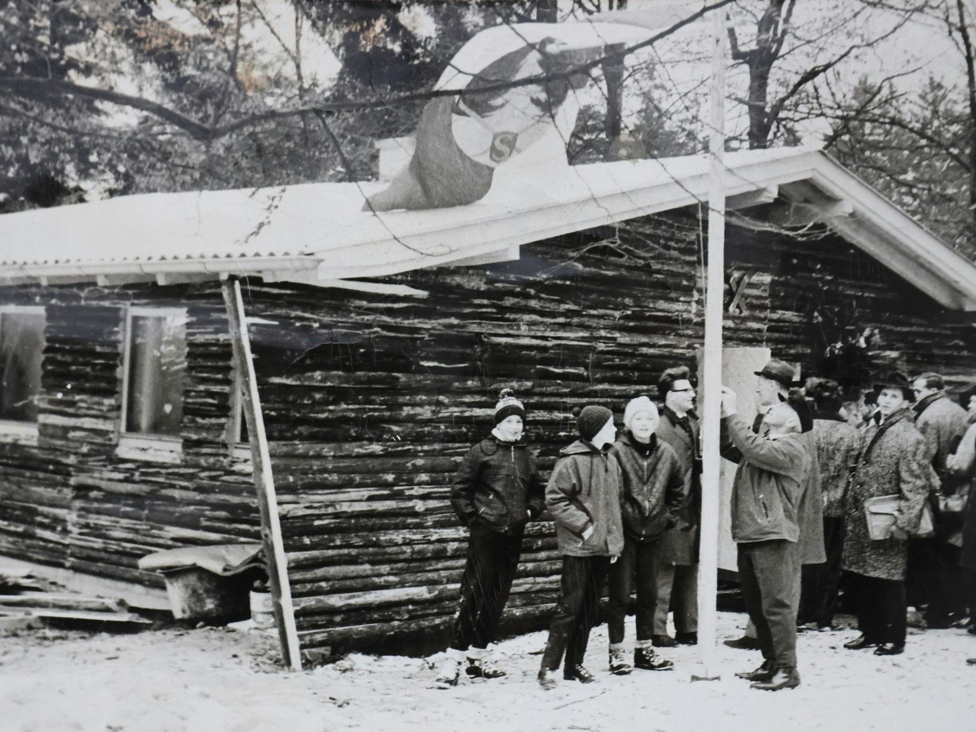 Historisches Foto einer Holzhütte