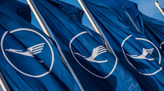 Fahnen mit dem Logo der Lufthansa wehen am Flughafen in Frankfurt.