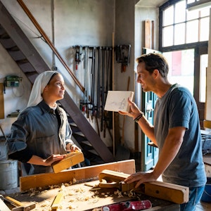 Szene aus dem ARD-Film „Da hilft nur beten“ mit Kristin Suckow und David Rott, der zum Teil im früheren Kloster Mariawald bei Heimbach gedreht wurde.