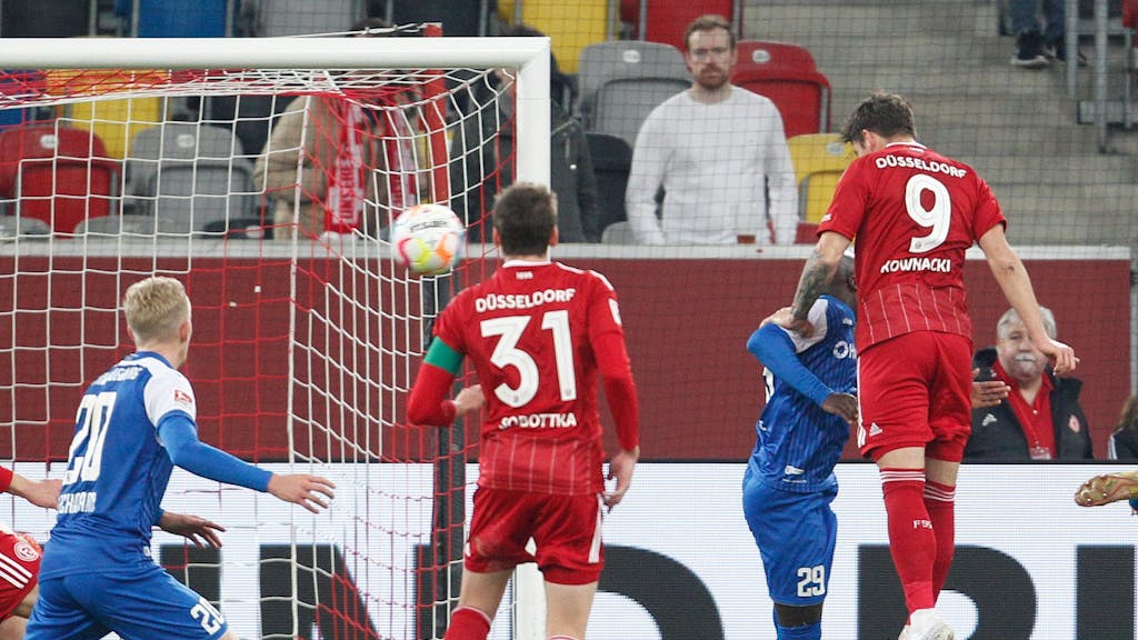 18. Spieltag in der 2. Liga in der Merkur Spiel-Arena: Düsseldorfs Dawid Kownacki (r) erzielt das 2:1 per Kopfball gegen Magdeburg.&nbsp;