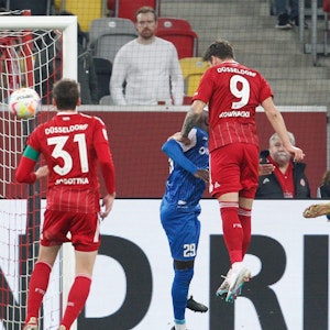 18. Spieltag in der 2. Liga in der Merkur Spiel-Arena: Düsseldorfs Dawid Kownacki (r) erzielt das 2:1 per Kopfball gegen Magdeburg.