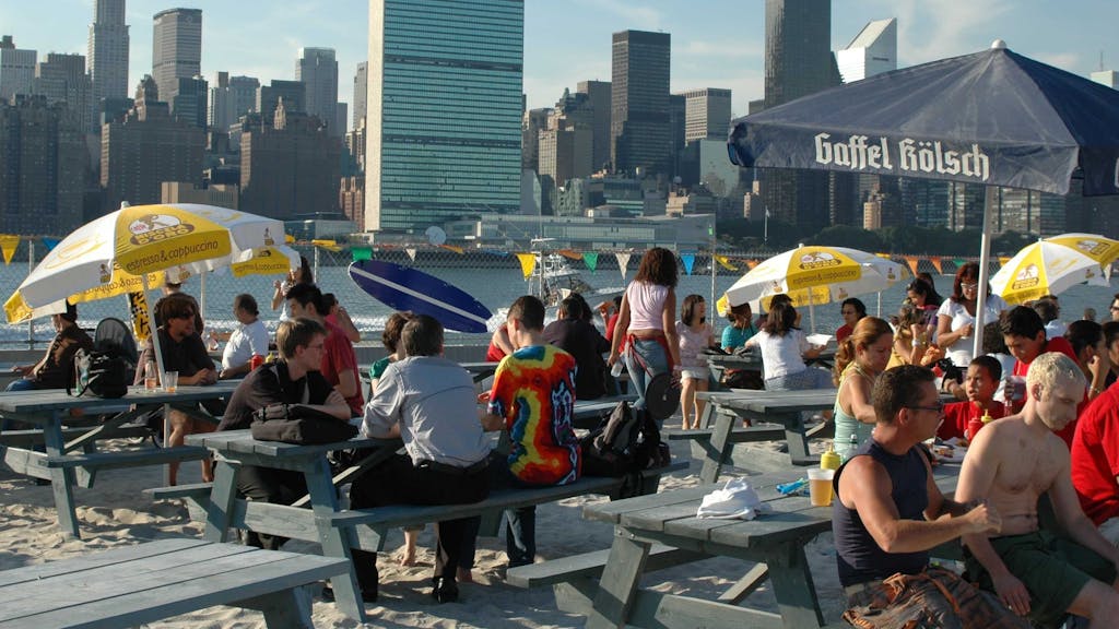 Menschen sitzen in New York in einer Beachbar.