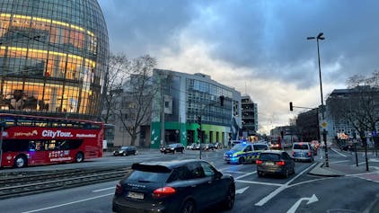 Eine zentrale Ampelanlage auf der Cäcilienstraße in der Kölner Innenstadt ist ausgefallen.