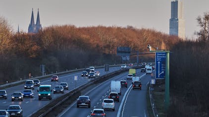 A57 stadtauswärts, Fahrtrichtung Autobahnkreuz Köln-Nord (linke Fahrspur), Zentrum (rechte Fahrspur). Im Hintergrund Kölnturm und Dom. Foto: Max Grönert