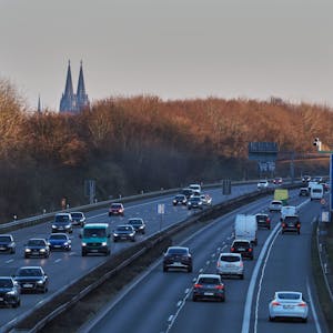 A57 stadtauswärts, Fahrtrichtung Autobahnkreuz Köln-Nord (linke Fahrspur), Zentrum (rechte Fahrspur). Im Hintergrund Kölnturm und Dom. Foto: Max Grönert