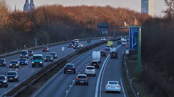 Die A57 in Richtung Köln ist bei Krefeld gesperrt (Symbolbild).