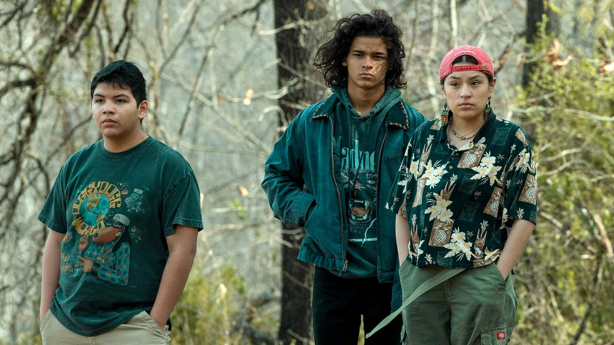 Drei indigene Jugendliche stehen gelangweilt herum.