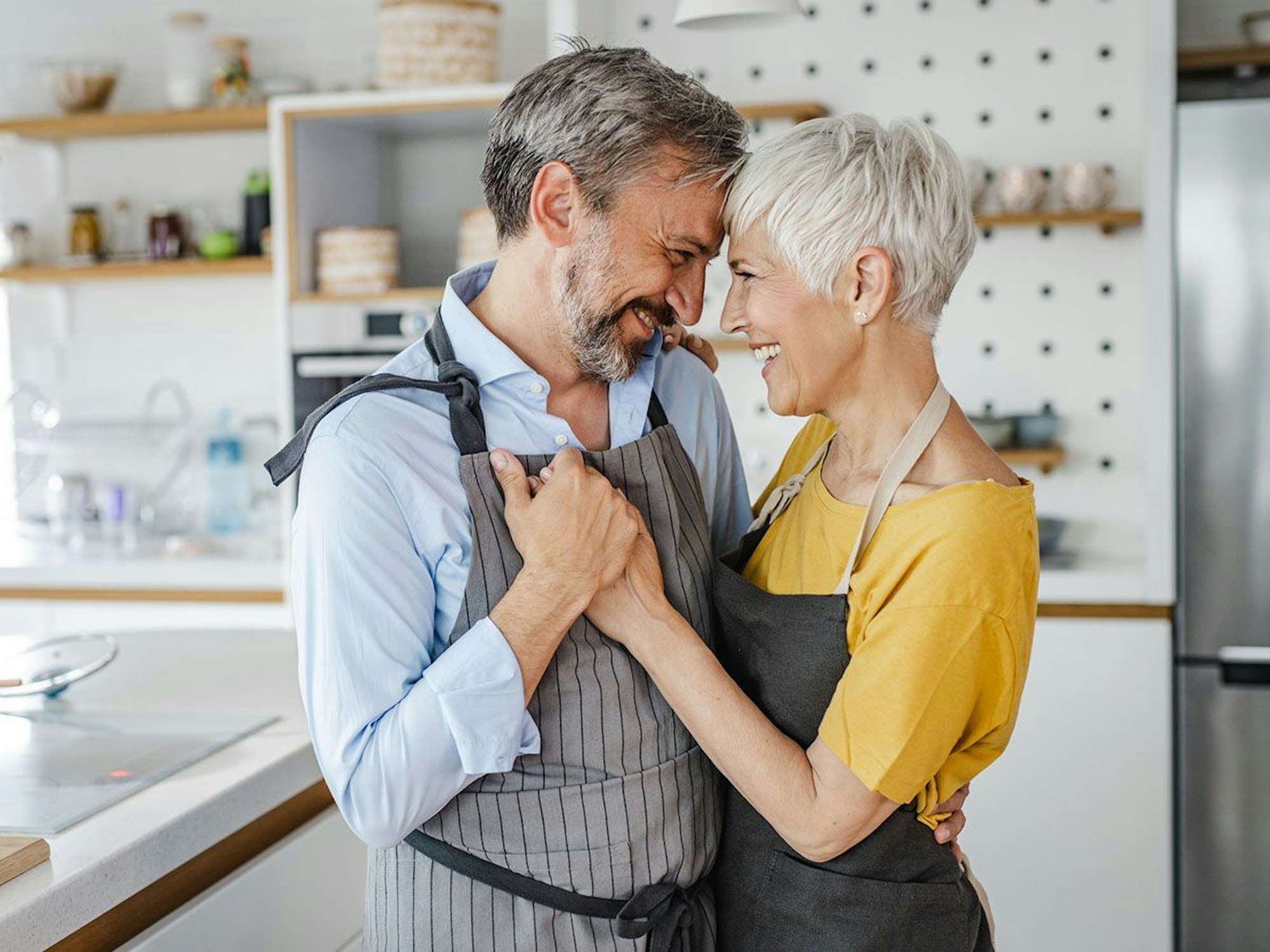 Romantisches reifes Paar, tanzend in der Küche. Bild zum Ü50 Online Dating Artikel.