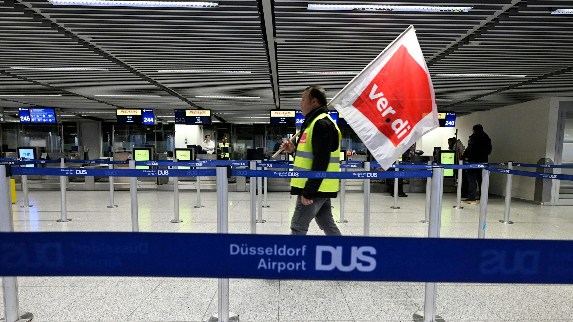 Düsseldorf: Beschäftigte der Abfertigung des Flughafens streiken im Januar 2023 für bessere Löhne.