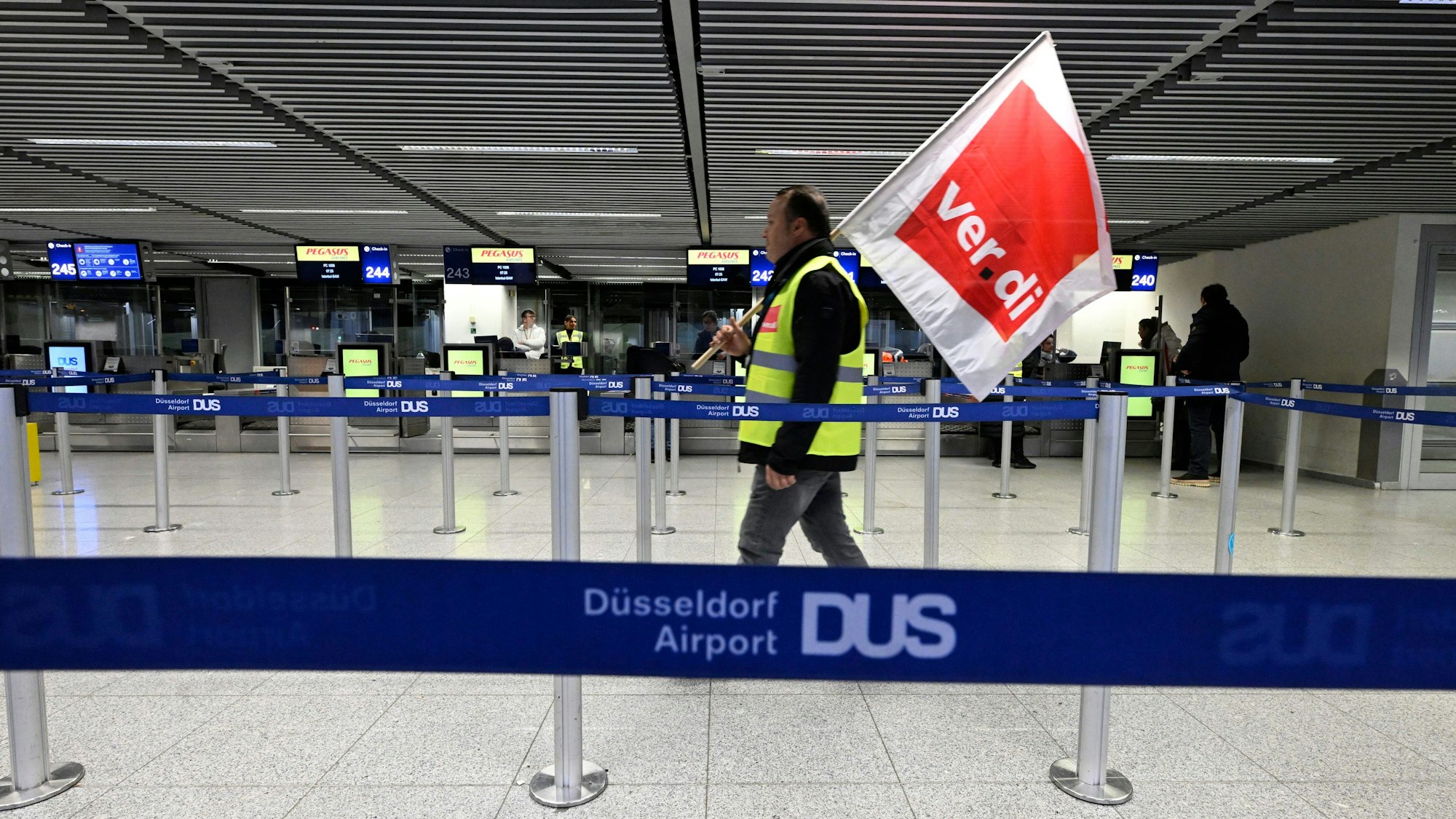 Düsseldorf: Beschäftigte der Abfertigung des Flughafens streiken seit Freitagmorgen für bessere Löhne. Die Gewerkschaft Verdi rechnet mit Flugausfällen und Verspätungen.