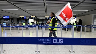 Düsseldorf: Beschäftigte der Abfertigung des Flughafens streiken seit Freitagmorgen für bessere Löhne. Die Gewerkschaft Verdi rechnet mit Flugausfällen und Verspätungen.