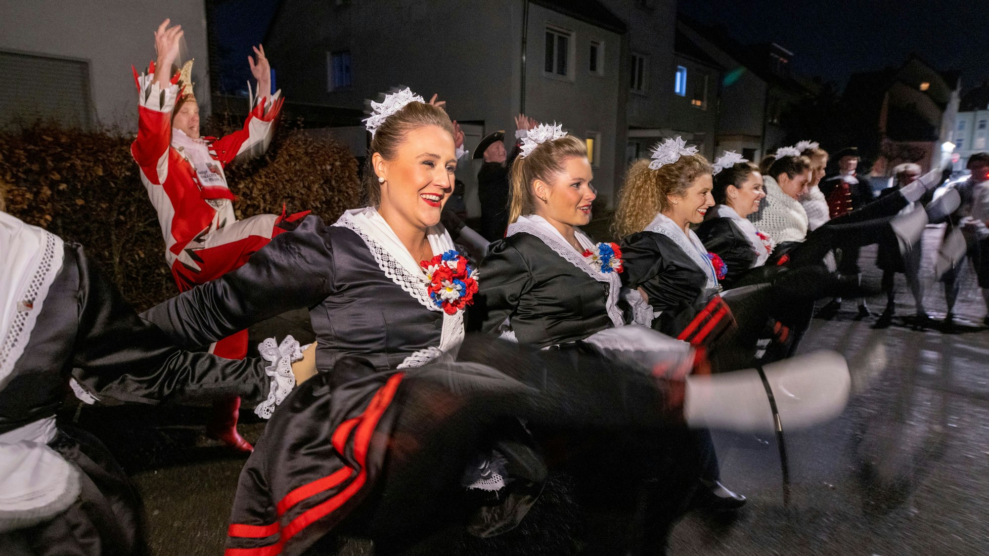 Die Traditionstanzgruppe Hellige Knäächte un Mägde auf Tour im Karneval. In Holweide tanzen sie spontan vor dem Haus der Mutter einer Magd.