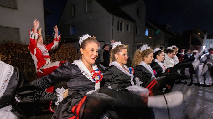 Die Traditionstanzgruppe Hellige Knäächte un Mägde auf Tour im Karneval. In Holweide tanzen sie spontan vor dem Haus der Mutter einer Magd.