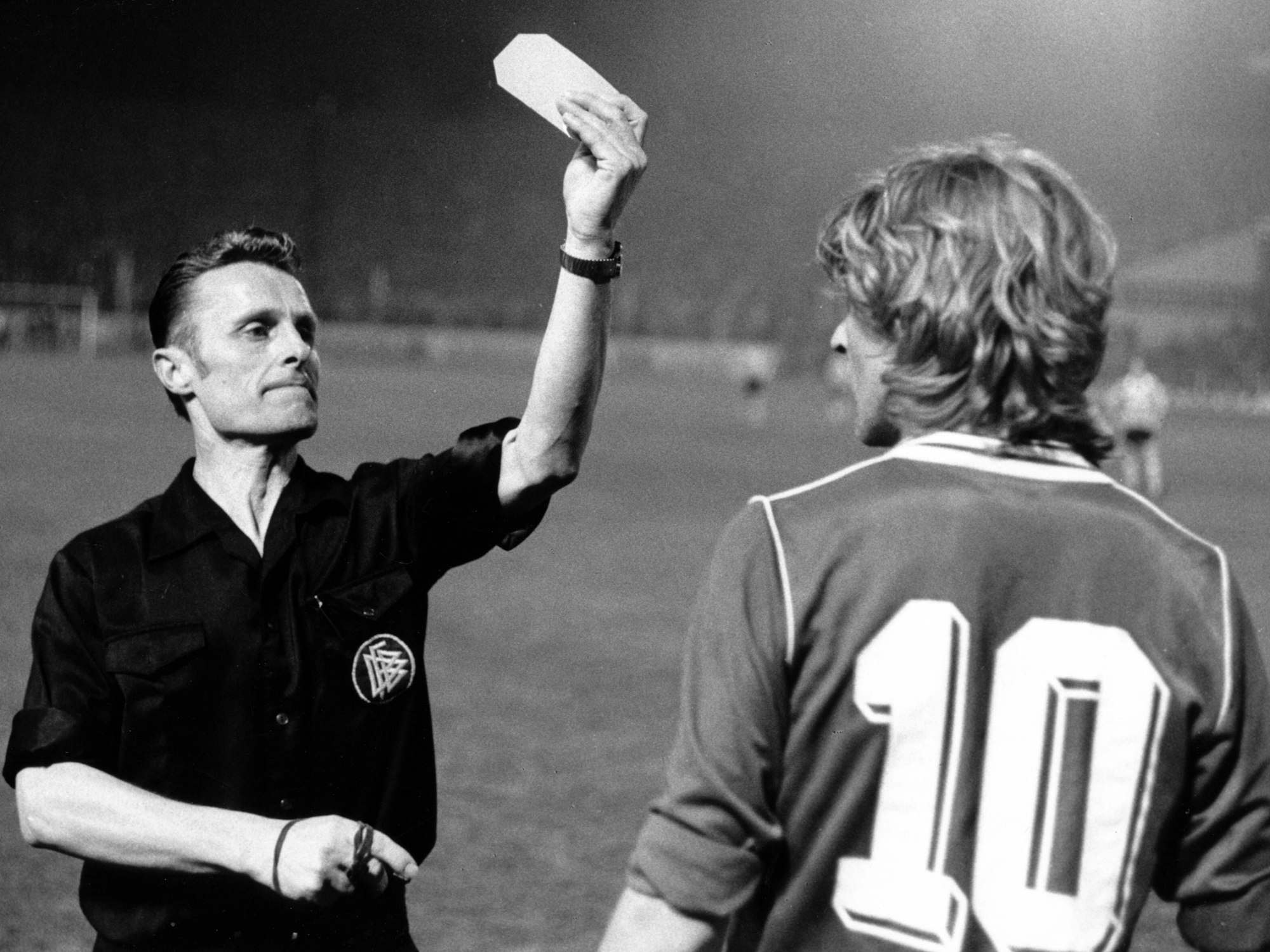 Schiedsrichter Günter Linn zeigt FC-Profi Günter Linn (l.) die Rote Karte.