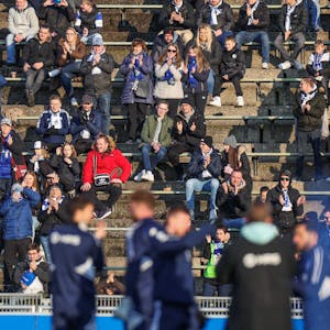 Rund 3000 Schalke-Fans kamen ins alte Parkstadion, um ihre Mannschaft auf das Spiel gegen 1. FC Köln am Sonntag einzustimmen.
