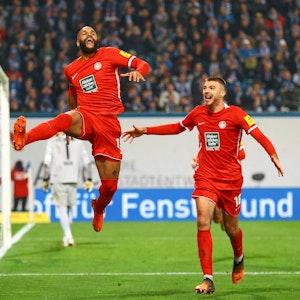 Kaiserslauterns Terrence Boyd (l.) und Julian Niehues jubeln nach dem Treffer gegen Hansa Rostock.