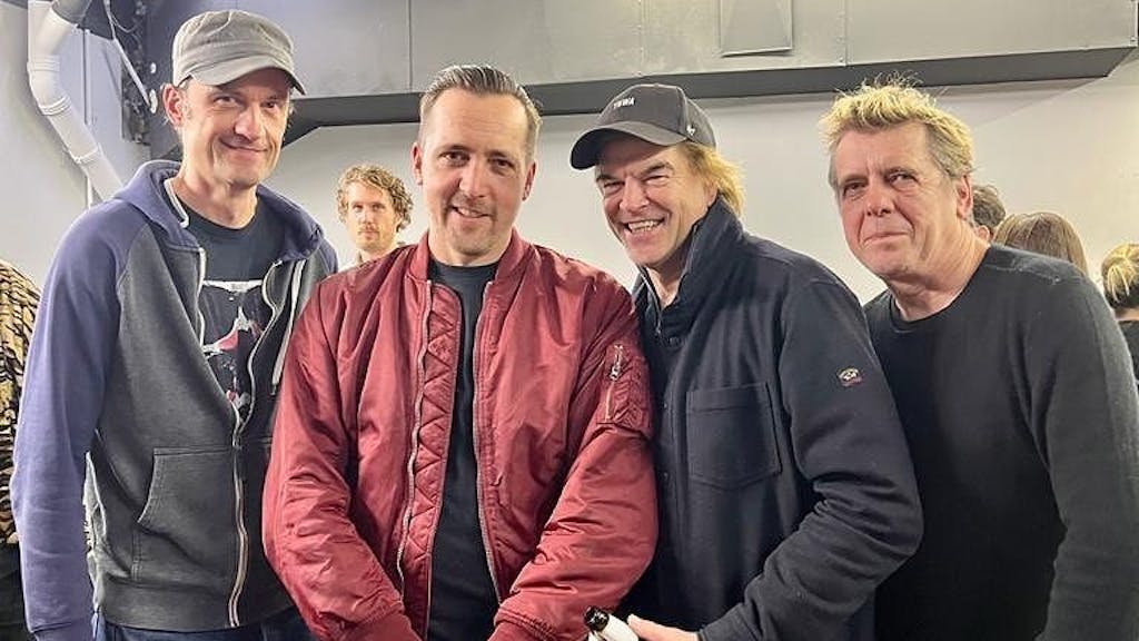 Die Punker von den Toten Hosen mit Sänger Campino (2. von rechts) treffen Rapper Danger Dan (2. v.l.) in der Kölner Philharmonie.