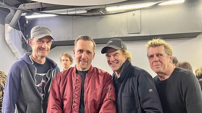 Die Punker von den Toten Hosen mit Sänger Campino (2. von rechts) treffen Rapper Danger Dan (2. v.l.) in der Kölner Philharmonie.