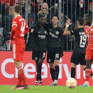 Frankfurts Randal Kolo Muani bejubelt mit seinen Mitspielern seinen Treffer in München.