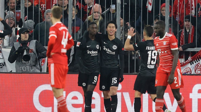 Frankfurts Randal Kolo Muani bejubelt mit seinen Mitspielern seinen Treffer in München.
